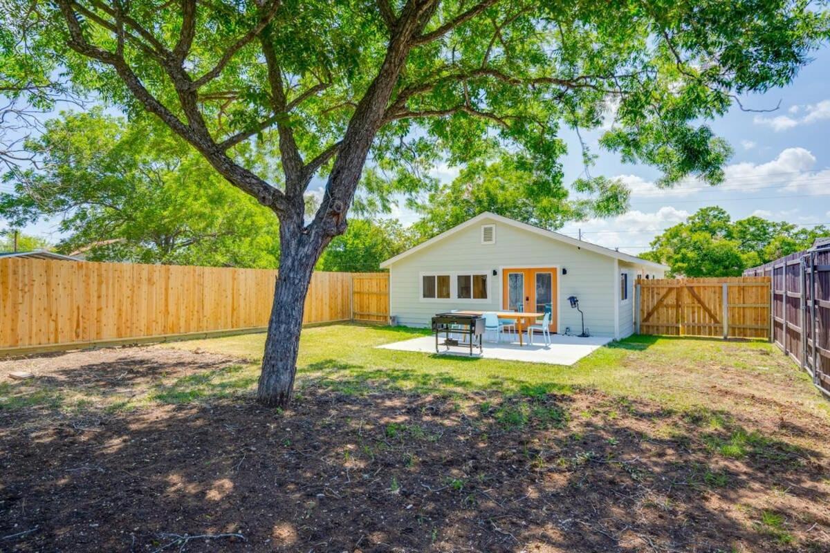 2 Kings Hot Tub Modern Cottage Hill Country Blanco Exterior foto